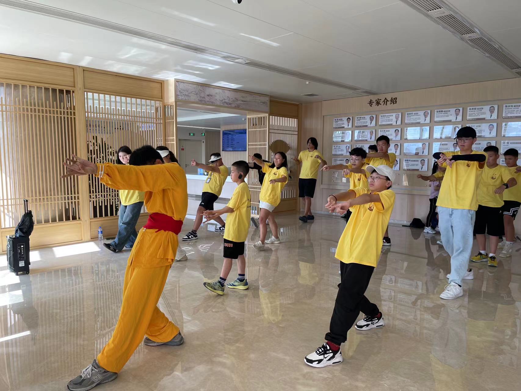 037.【Day4】参观浙江中医药大学附属省立同德医院体验中医中药魅力-学练五禽戏