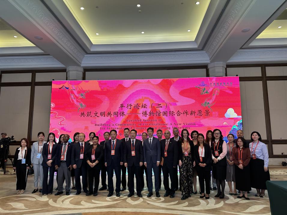 5月30日，“共筑文明共同体——博物馆国际合作新愿景”平行论坛在甘肃敦煌举行。图为中外专家合影留念。（中新社记者丁思 摄）