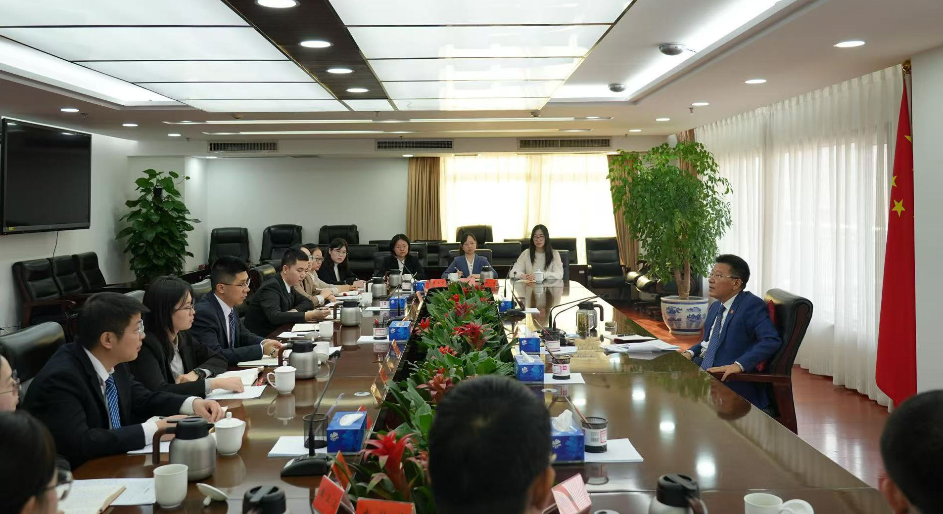 王灵桂主持召开青年干部代表座谈会