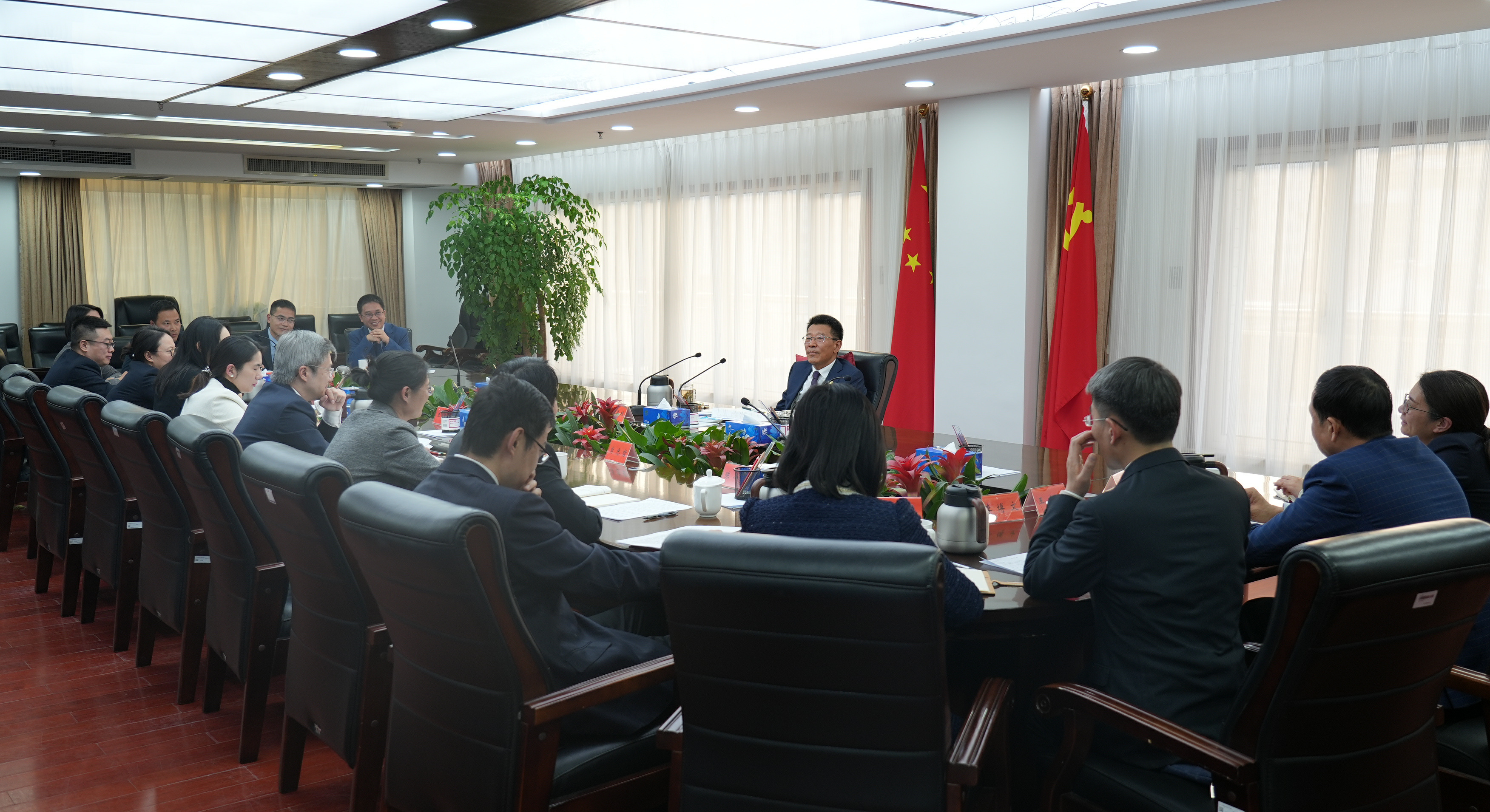 王灵桂主持召开处长代表座谈会