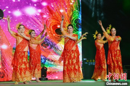 图为印尼侨眷表演印尼舞蹈。 林洁琪 摄