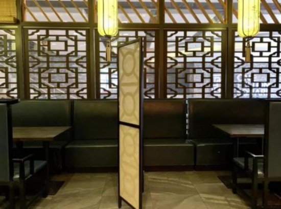 餐馆摆放了中国风隔断,让堂食客人更放心。(美国《世界日报》记者 刘大琪摄)