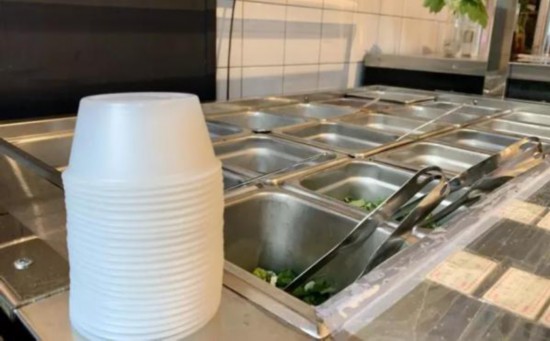 餐具也换成一次性的。(美国《世界日报》记者 刘大琪 摄)