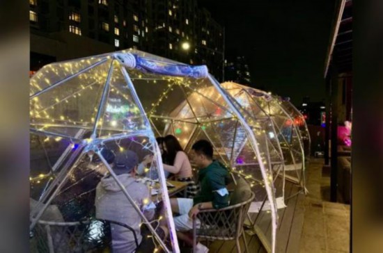 “不二酒馆”的泡泡屋既保暖、又安全。(美国《世界日报》记者刘大琪 摄)