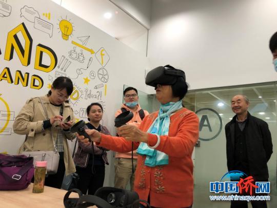 归侨体验VR技术。 长沙市委统战部供图 摄