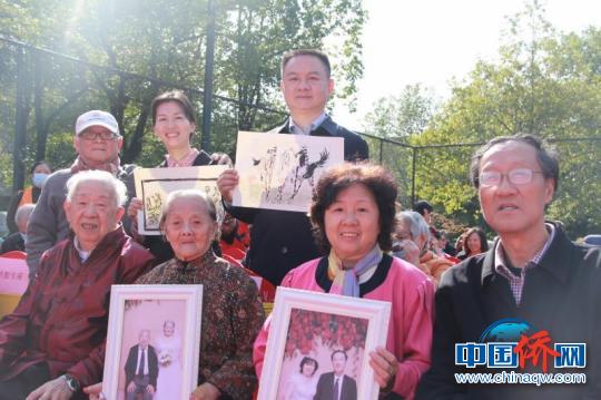 中国侨网相关部门为归侨长者奉送金婚照。 长沙市委统战部供图