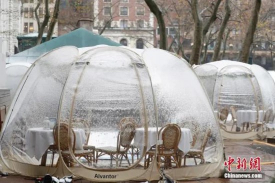 资料图:当地时间12月9日,美国纽约迎来今冬首场降雪,布莱恩公园的户外用餐“泡泡屋”覆盖白雪。<a target='_blank' data-cke-saved-href='http://www.chinanews.com/' href='http://www.chinanews.com/'><p align=