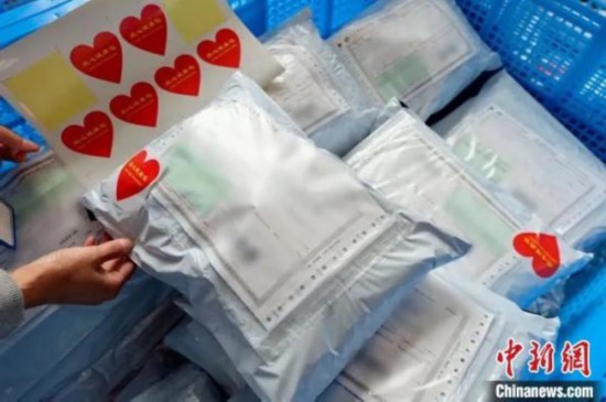 资料图:“侨爱心健康包”。浙江侨联供图