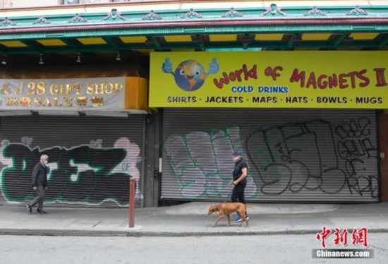 资料图:当地时间5月18日,美国旧金山华埠街头销售旅游商品的店铺大门紧闭。<a target='_blank' data-cke-saved-href='http://www.chinanews.com/' href='http://www.chinanews.com/'><p align=