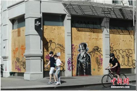 资料图:疫情下的美国纽约街头。<a target='_blank' data-cke-saved-href='http://www.chinanews.com/' href='http://www.chinanews.com/'><p align=