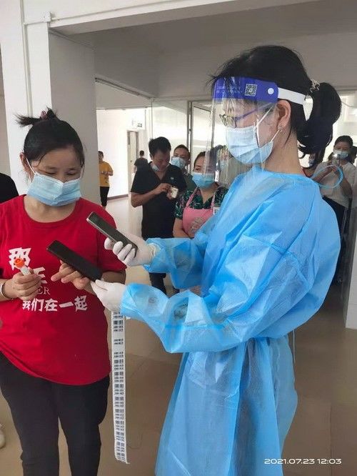 三乡镇侨联副主席方燕如参与全民核酸采样服务,协助外市支援医生到大布村企业进行扫码登记岗位_调整大小.