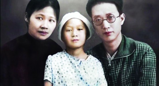 童年的瞿独伊与父亲母亲.jpg