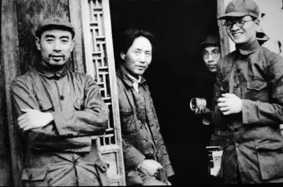 毛泽东、周恩来和张闻天在一起.jpg