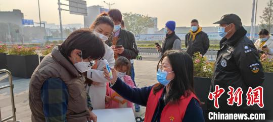 宁波侨联工作人员协助测温。 胡春明供图