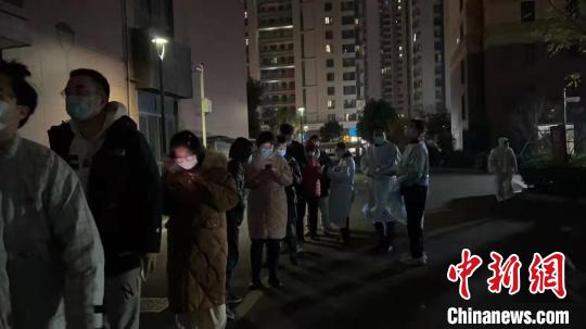 中国侨网宁波侨联工作人员协助核酸检测。 胡春明供图