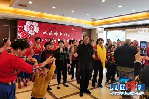 归侨侨眷们沉浸在欢乐的气氛中。 张玲 摄