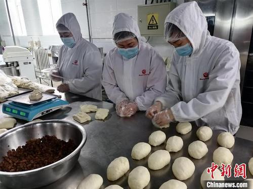 图为满洲里食品加工企业制作面包。 受访者供图