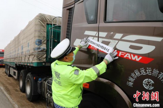 图为交警在抗疫一线。 王化勇 摄