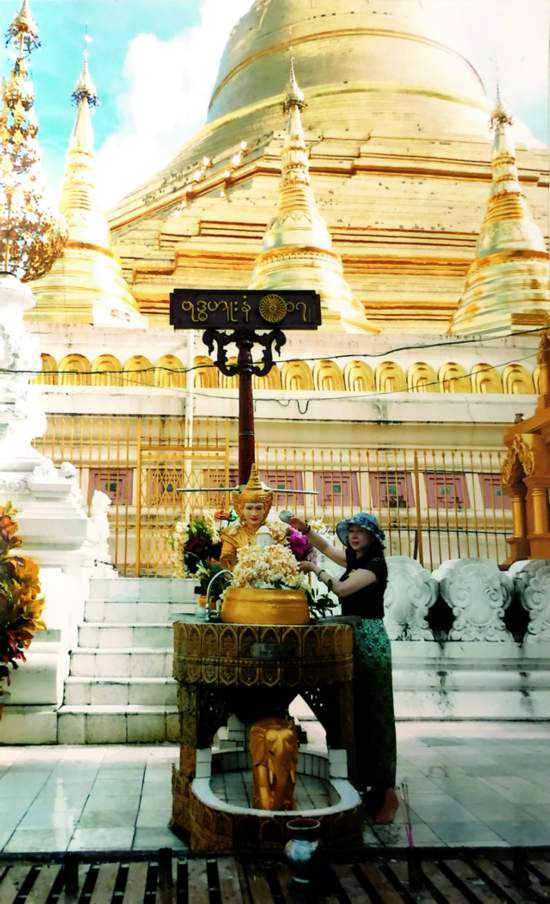 在缅甸仰光大金塔敬保护神佛像时留影1.jpg