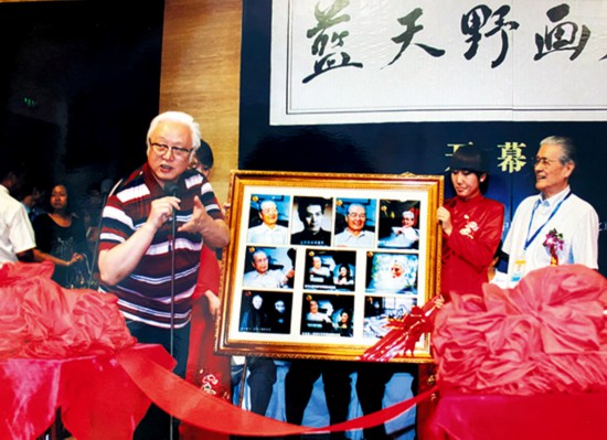 2011年 ,蓝天野画展在中国美术馆举办,李燕在开幕式上向蓝天野赠送珍贵照片。.jpg