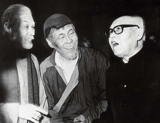 1982年 ,李苦禅看完《茶馆》到后台,对蓝天野和郑榕说:“咱这戏是一等的,你们演的太好了,咱们仨儿老头照张像吧!”.jpg