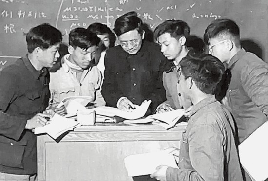 华罗庚和学生在一起.jpg