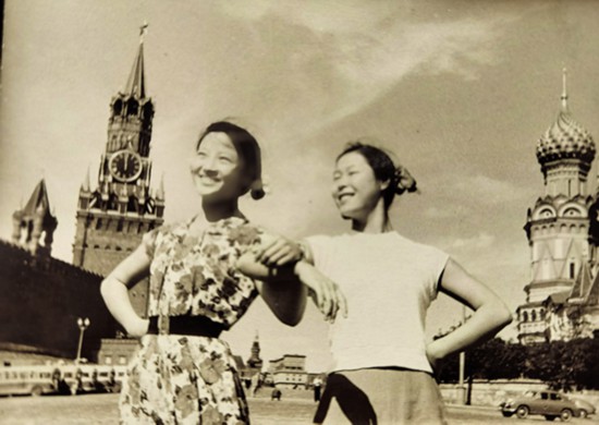 1955年留苏期间,孙孝贞(左)与队员在莫斯科红场留影.jpg