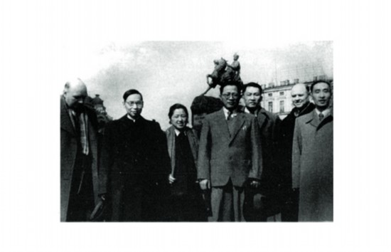1956年，朱光亚（右3）随原子能代表团赴苏联考察.jpg