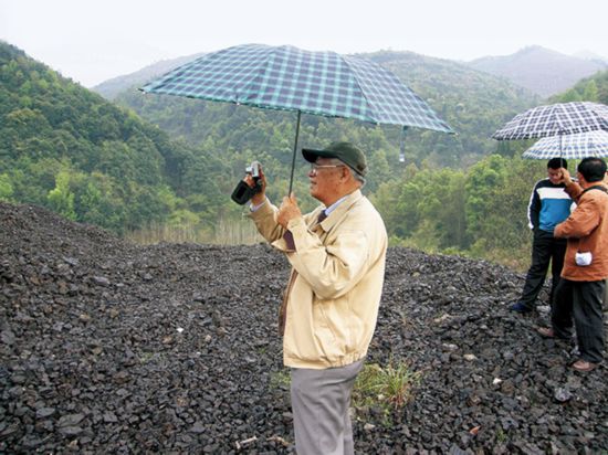 殷玮璋先生在江西上高蒙山矿冶遗址考察.jpg
