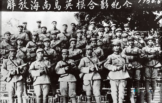 解放海南岛英模合影纪念照.jpg