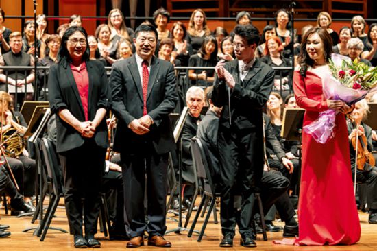 (黄晓枫(左二)和太太田畦(音乐会市场经理))第四位置Photo09.jpg