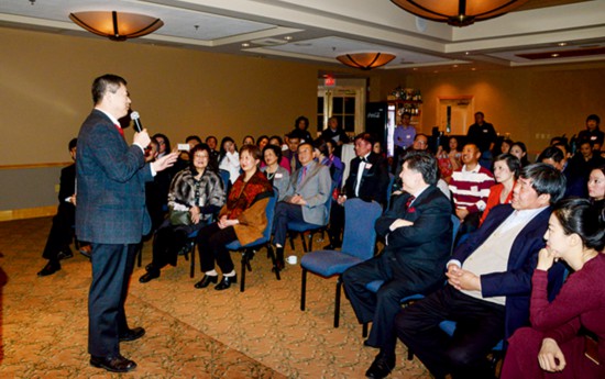 3LB_3430 2015年2月24日在欢迎深圳交响乐团招待酒会上,黄晓枫作为主办人致辞 从右往左:赵聪,深圳交响乐团陈团长,殷承宗.jpg