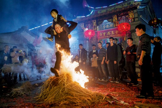 年兜夜跳火群 徐维耕 摄.jpg