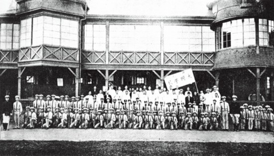 (放第四位置)5.横滨大同学校兵式体操团成员合影(1902年).jpg
