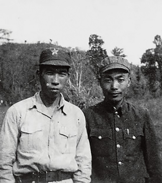 陈青山（左）与15兵团首批偷渡部队指挥员118师参谋长苟在松合影.jpg