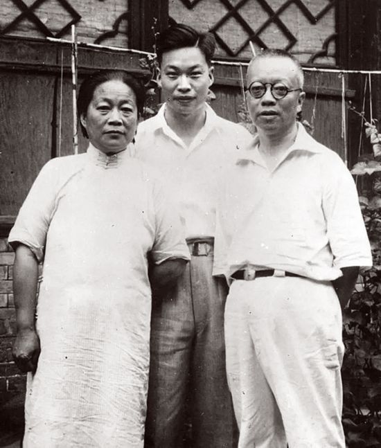 1937年，钱三强和父母合照.jpg