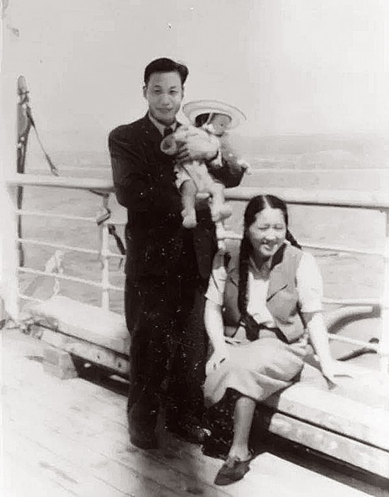 1948年，钱三强、何泽慧夫妇及女儿在回国的轮船上.jpg