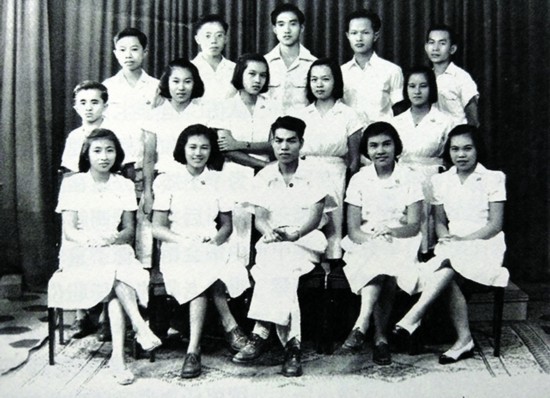 陈清泉初中毕业合影(1950年,后排左起第一位).jpg