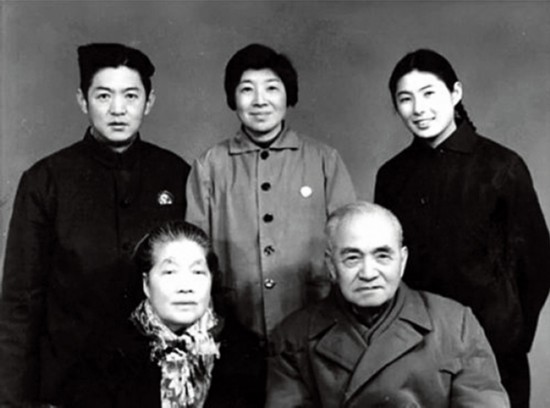 1969年的全家福。前排左起李夫人许淑彬、李四光,后排左起,女婿邹承鲁、女儿李林、外孙女邹宗平。(邹宗平供图).jpg