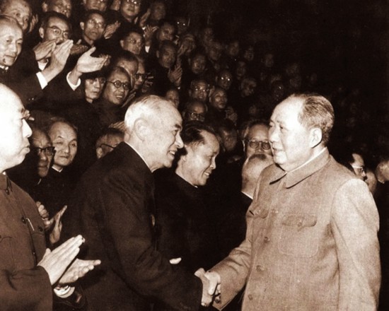 (第一位置)1964 年12月27日,毛泽东主席接见出席全国政协四届一次会议的委员时,同中国科协第一届主席李四光握手.jpg