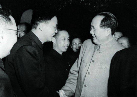 (第一位置)1958年毛主席与华罗庚握手.jpg