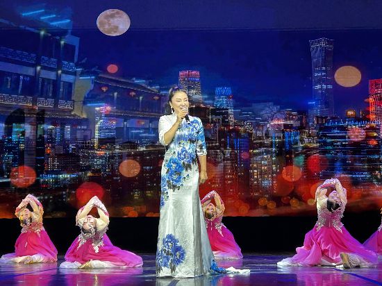 中国一级演员吴春燕带来一曲《灯火里的中国》，让在场观看的华侨华人心潮澎湃、齐声合唱。人民日报记者 陈海琪摄