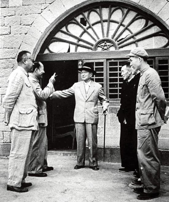陈嘉庚先生（中）在延安.jpg