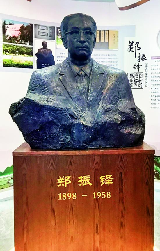 长乐首占村史馆郑振铎先生塑像.jpg